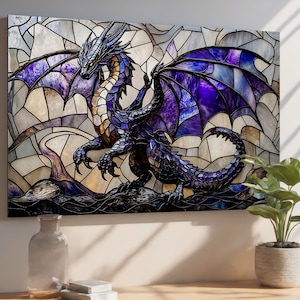 Puede incluir: Una obra de arte en vidriera que representa un dragón con alas y escamas moradas y azules. El dragón se encuentra sobre un fondo de vidrio de tonos neutros. La obra se exhibe en una pared, mostrando los detalles y colores.