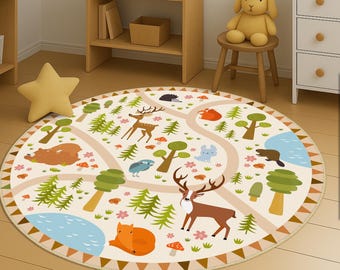 Könnte beinhalten: Ein runder Kinderteppich mit Waldtiermotiv. Der Teppich hat einen cremefarbenen Hintergrund mit Illustrationen von Hirschen, Füchsen, Bäumen und einer kurvenreichen Straße. Der Rand hat ein Dreiecksmuster. Geeignet für ein Kinderzimmer.