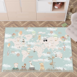 Pode incluir: Um tapete retangular com um desenho de mapa-múndi sobre um fundo azul claro com nuvens brancas. O mapa é adornado com animais de desenho animado, balões e um comboio. O tapete apresenta as palavras "ARCTIC OCEAN", "ATLANTIC OCEAN", "PACIFIC OCEAN", "SOUTHERN OCEAN" e "INDIAN OCEAN".