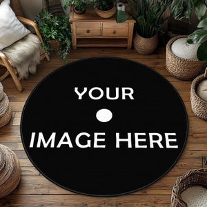 Könnte beinhalten: Ein runder, schwarzer Teppich mit dem weißen Schriftzug "YOUR IMAGE HERE". Ein weißer Kreis befindet sich zwischen den Wörtern. Der Teppich liegt auf einem Holzboden, umgeben von Pflanzen und Möbeln.