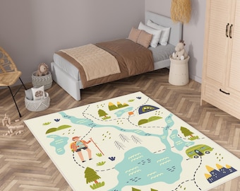 Op de afbeelding: Een rechthoekig vloerkleed met een kaartontwerp met een wandelaar, rivier, bomen en een camper. Het vloerkleed heeft een crèmekleurige achtergrond met blauwe, groene en bruine illustraties. Het vloerkleed is geplaatst in een slaapkamer.