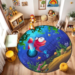 Pode incluir: Um tapete redondo infantil com um peixe de desenho animado com um design de foguete em uma cena subaquática. O tapete tem um fundo azul com peixes coloridos, corais e algas marinhas. O tapete é cercado por móveis de madeira e bichos de pelúcia.