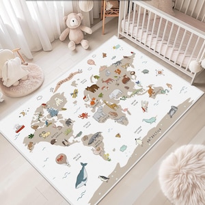 Puede incluir: Una alfombra rectangular para niños con un diseño de mapa del mundo. El mapa está ilustrado con animales y monumentos de dibujos animados, con continentes en beige y océanos en blanco. La alfombra está colocada sobre un suelo de madera clara.
