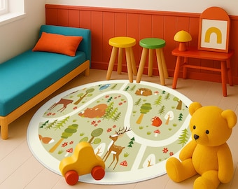 Könnte beinhalten: Ein runder Spielteppich mit einer Waldszene mit Hirschen, Bäumen und einem Straßenmuster. Ein gelbes Holzauto und ein großer gelber Teddybär befinden sich im Vordergrund. Der Teppich liegt auf einem hellen Holzboden.