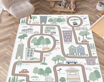 Puede incluir: Una alfombra de juego blanca con un diseño de mapa de la ciudad, que incluye carreteras, edificios, árboles y vehículos. La alfombra tiene un estilo ilustrado con colores pastel. Las carreteras son marrones y los edificios de varios colores.