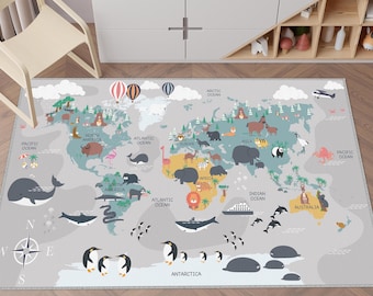 Puede incluir: Alfombra gris para niños con un diseño de mapa del mundo. El mapa presenta continentes coloridos, ilustraciones de animales, globos aerostáticos y nombres de océanos. Una rosa de los vientos está en la esquina inferior izquierda.