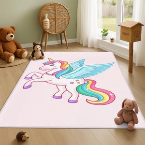 Può includere: Tappeto rettangolare rosa con un design a unicorno dei cartoni animati. L'unicorno ha criniera, coda e corno arcobaleno e ali blu. Il tappeto è adatto alla cameretta di un bambino. Misure in centimetri.