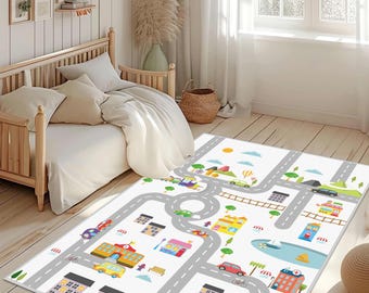 Puede incluir: Alfombra de juego colorida con una escena de ciudad. La alfombra tiene un fondo blanco con carreteras grises, edificios coloridos, árboles y vehículos. El diseño incluye coches, un tren y un barco.