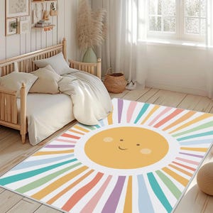 Könnte beinhalten: Rechteckiger Teppich mit einem lächelnden Sonnendesign. Die Sonne ist gelb mit weißem Hintergrund und farbenfrohen Strahlen in Rosa-, Orange-, Grün-, Blau- und Lilatönen. Der Teppich befindet sich in einem Schlafzimmer.