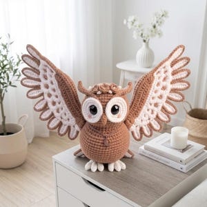 Puede incluir: Un juego de tres tazas de cerámica con acabado mate moteado. Las tazas son de color azul, verde y blanco. Cada taza tiene un diseño sencillo y moderno, ideal para café o té.