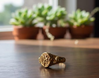 Anillo de veneno de oro antiguo con compartimento para relicario de grifo - Joyería de recuerdo secreto