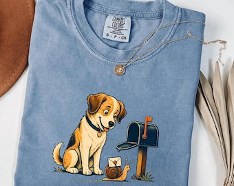 T-Shirt mit Hundemotiv und Brieffreundschafts-Motiv, Geschenkidee für Brieffreunde, süßes T-Shirt für Hundeliebhaber zum Briefeschreiben, T-Shirt mit fröhlicher Post-Briefkasten-Grafik