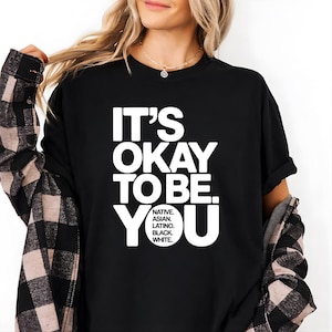 Det är okej att vara infödd asiatisk latinamerikansk vit skjorta, Stoppa rasism-t-shirt, inkluderande enhetsgåva, jämlikhetsmeddelande, mångfaldsmedvetenhetst-t-shirt