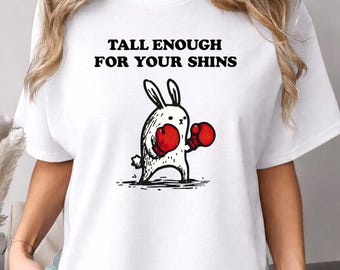 Groß genug für Ihre Schienbeine T-Shirt, lustiges Boxen Häschen Humor Geschenk, süßes Kämpfer Kaninchen Wortspiel Shirt, sarkastisches Meme Kaninchen Grafik Unisex T-Shirt