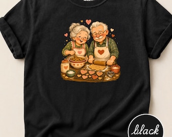 T-Shirt „Oma und Opa backen – Wohlfühlfarben“, Geschenk-T-Shirt für Oma und Opa zum Thema Kekse, T-Shirt für Backpaare, T-Shirt zum Großelterntag