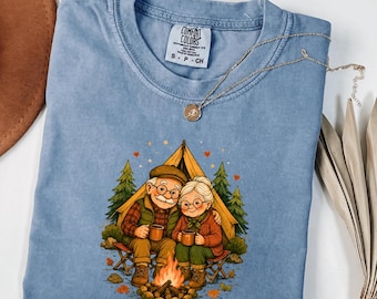 Camping-Shirt für Großeltern in bequemen Farben, Geschenkidee für Oma und Opa am Lagerfeuer, Outdoor-T-Shirt zum Großelterntag, Camping-T-Shirt für Paare