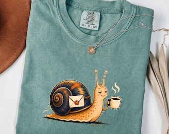 T-Shirt mit Schneckenpost-Motiv, Kaffee- und Kaffeefarben, Brieffreundschafts-T-Shirt, süßes Geschenk für Brieffreunde, Briefeschreib-Schnecken-T-Shirt, T-Shirt mit fröhlichem Postmotiv