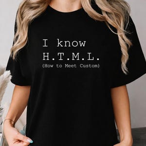 以下が含まれることがあります： 胸元に白い文字で「I know H.T.M.L. (How to Meet Custom)」とサンセリフ体のフォントでプリントされた、黒い半袖Tシャツ。この衣類は、クラシックなクルーネックと標準的なフィット感を備えています。