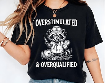 Lustiges Waschbär-Krankenschwester-Hemd, überstimulierte überqualifizierte Krankenschwester-Hemd, Burnout-Krankenschwester-Humor-T-Stück, RN Geschenk, gesundheitliche Arbeitarbeiter-Meme, Unisex-T-Stück