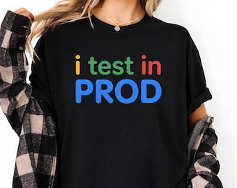 Camiseta "Eu testo em produção", camiseta engraçada para programadores, camiseta com humor de desenvolvedor, camiseta com meme de programação, presente para engenheiro de software, camiseta unissex com piada sobre DevOps e tecnologia.