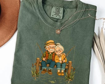 T-Shirt „Angeln für Großeltern“ – das perfekte Geschenk für Oma und Opa am See, ein tolles Geschenk für Anglerpaare und alle, die es etwas Besonderes suchen.