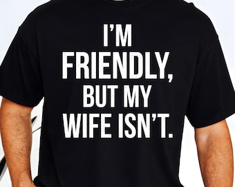 Lustiges Ehemann-Shirt, ich bin freundlich, aber meine Frau ist nicht Shirt, sarkastisches Paar-T-Stück, Ehemann-Frau-Humor-T-Stück, Heiratsgeschenk, Beziehungs-Witz