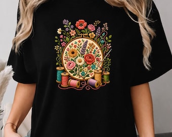 T-Shirt mit floralem Stickmuster in angenehmen Farben, Stickrahmen-Garten-T-Shirt, Geschenkidee für botanische Stickbegeisterte, süßes Kreuzstich-Bastel-T-Shirt