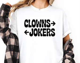 Clowns zur rechten Jokers zur linken Shirt, schwarzer Humor Politische Parodie Geschenk, sarkastische Komödie Grafik Shirt, trendige Grafik Unisex T-Shirt