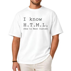 Pode incluir: Uma t-shirt branca de manga curta com texto preto impresso no peito que diz I know H.T.M.L. (How to Meet Custom) numa fonte estilo m&aacute;quina de escrever. A pe&ccedil;a tem um decote redondo e um corte padr&atilde;o com letras pretas bem vis&iacute;veis.