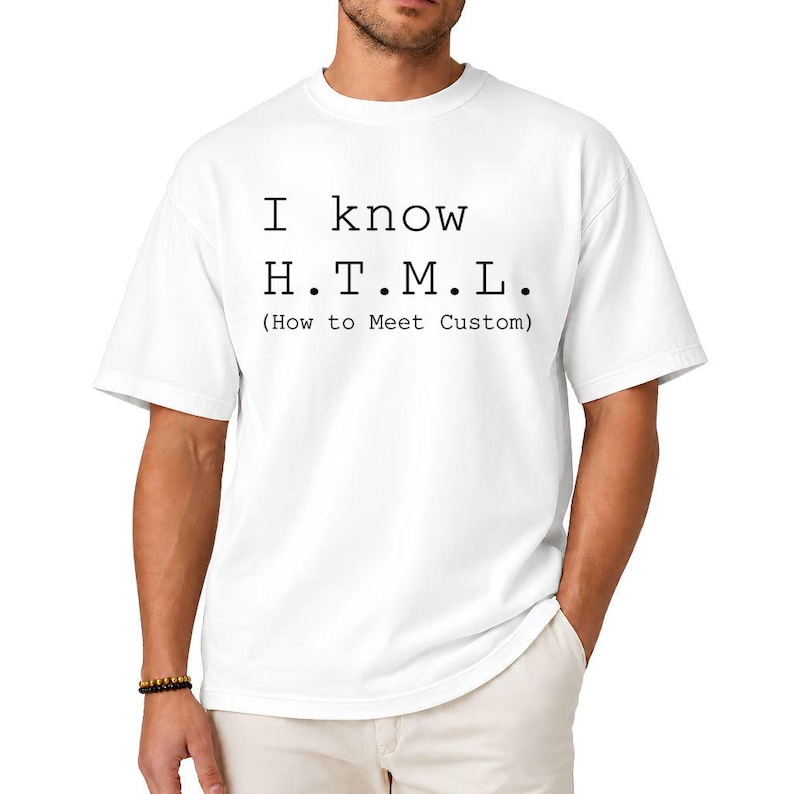 Pode incluir: Uma t-shirt branca de manga curta com texto preto impresso no peito que diz I know H.T.M.L. (How to Meet Custom) numa fonte estilo m&aacute;quina de escrever. A pe&ccedil;a tem um decote redondo e um corte padr&atilde;o com letras pretas bem vis&iacute;veis.