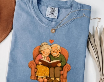 T-Shirt „Lesen für Großeltern“ – das perfekte Geschenk für lesebegeisterte Oma und Opa, zum Großelterntag oder als gemütliches Lesepaar-Shirt.