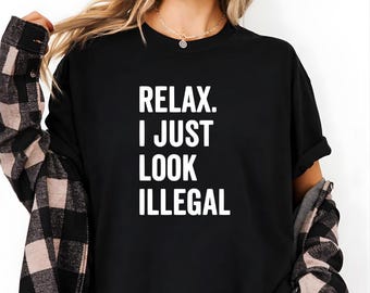 Détendez-vous, j'ai juste l'air d'une chemise illégale, t-shirt graphique sarcastique drôle, chemise humour noir minimaliste, cadeau t-shirt tendance avant-gardiste