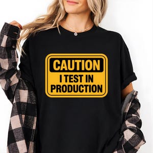 Puede incluir: Una taza de cerámica blanca con un asa negra y el texto "But First, Coffee" en negrita negra. La taza se encuentra sobre un fondo borroso, sugiriendo un ambiente acogedor.