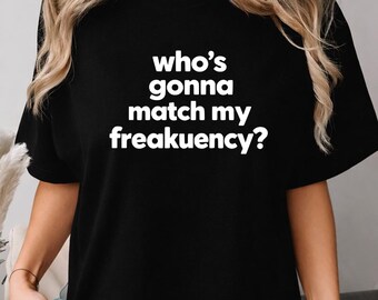 Wer wird mit meiner Freakuency passen Shirt, chaotische Energie Meme T-Shirt, Gen Z Humor Geschenk, mutige Persönlichkeit Zitat Shirt, trendiges Statement Unisex T-Shirt