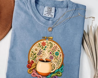 T-Shirt mit Kaffeemotiv in Wohlfühlfarben, Stickrahmen-Bastel-T-Shirt, gemütliches Geschenk für Stickbegeisterte, florales Kreuzstich-T-Shirt für Kaffeeliebhaber