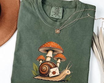 T-Shirt mit Pilzmotiv in Wohlfühlfarben, süßes Geschenk für Brieffreunde, Cottagecore-T-Shirt für Schneckenliebhaber, T-Shirt mit Waldmotiv und Briefumschlag-Grafik