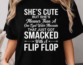 Sie ist süß, aber sie ist gemeiner als ein einäugiges Wassermokassin-T-Shirt, lustiges südliches Sprichwortgeschenk, frechen Humor Grafik Unisex T-Shirt