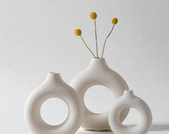 Modern ceramic donut vase, matte black – minimalist ring vase | Sculptural home decor for living room & office | Stylish gift idea