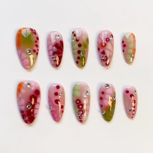 Ongles avec fleurs épanouies/ongles pressés, ongles longs en amande/ongles de printemps élégants/ongles colorés/ongles en diamant/ongles ombrés verts/ongles d'anniversaire