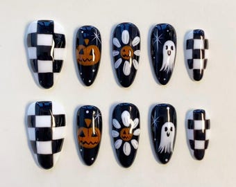 Uñas postizas con estampado de calabazas y fantasmas a cuadros / Uñas de presión almendradas / Uñas con estampado de margaritas y estrellas a cuadros blancas y negras / Uñas retro de Halloween / Uñas para fiestas de Halloween / Uñas personalizadas