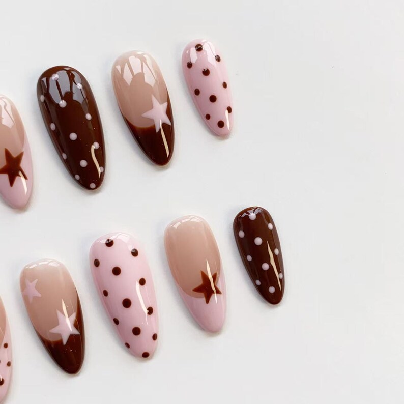 Puede incluir: Un letrero de madera hecho a mano con la palabra "Bienvenido" en una fuente juguetona. El letrero presenta un fondo blanco desgastado y un borde marr&oacute;n oscuro, ideal para una puerta de entrada. Mide aproximadamente 30 cm de ancho.