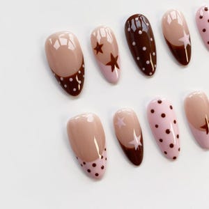 Puede incluir: Un juego de tres tazas de cer&aacute;mica con un acabado mate moteado. Las tazas son de color crema, gris claro y gris oscuro. Cada taza tiene un dise&ntilde;o simple y minimalista y un asa redondeada.