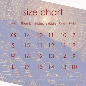Puede incluir: Una tabla de tallas con el t&iacute;tulo "size chart" en rojo. La tabla enumera las tallas XS, S, M y L, con las medidas correspondientes para el pulgar, el &iacute;ndice, el dedo medio, el anular y el me&ntilde;ique. El fondo tiene un patr&oacute;n azul y dorado.