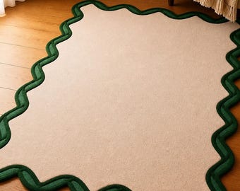 Alfombra de lana tejida a mano: Beige, con borde festoneado verde – Decoración moderna para habitación infantil.