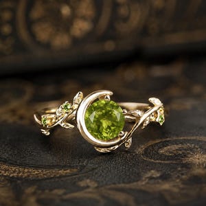 ペリドットムーンリング、グリーンペリドット婚約指輪、自然をモチーフにしたリーフリング、天体三日月リング、8月の誕生石
