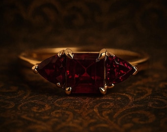 Anillo de granate de corte princesa y trillón / Anillo de oro amarillo de 14 quilates con tres piedras / Anillo vintage con piedra preciosa roja / Regalo de piedra natal de enero para ella