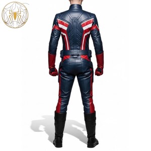 Puede incluir: Un disfraz de cuerpo completo en azul marino, rojo y blanco, con una chaqueta de dise&ntilde;o patri&oacute;tico y pantalones a juego. El disfraz incluye guantes y botas, con un cintur&oacute;n en la cintura. La vista trasera muestra los intrincados detalles del atuendo.