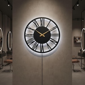 Op de afbeelding: Een set van drie keramische mokken met een gespikkelde, matte afwerking. De mokken zijn in crème, lichtgrijs en donkergrijs. Elke mok heeft een eenvoudig, minimalistisch ontwerp.
