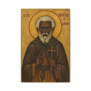 Puede incluir: Un icono que representa a un hombre con piel oscura, barba blanca y cabello blanco rizado, vestido con una túnica marrón y sosteniendo una cruz de madera. El hombre tiene un halo y texto griego encima.