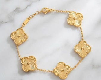 18K Gold Clover Bracelet, Radiant Floral Charm Bracelet, Lucky Clover Chain Jewelry, Minimalist Gold Motif Bracelet, Elegant Everyday Gift